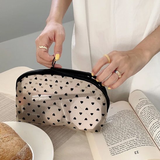 Trousse maquillage - Transparente Coeurs - beige - Rangement innovant - posée sur une table