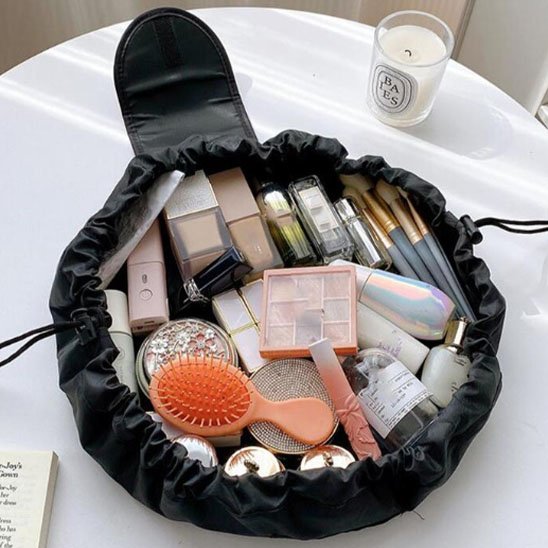 trousse maquillage pratique noir ouverte remplie de produits cosmétiques rangement innovant