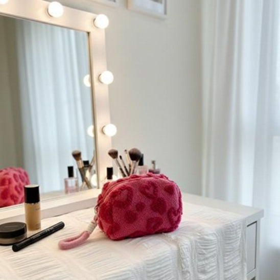 Trousse maquillage - Élégance Nori - Rose foncé - devant miroir sur maquilleuse - rangement innovant