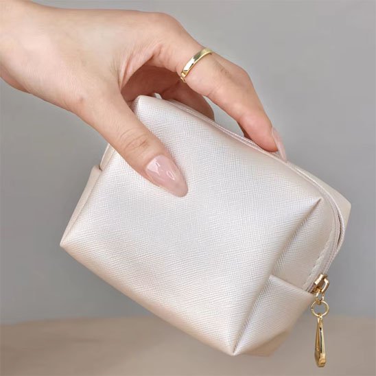 Trousse de maquillage - Élégance Cubique - rose - fermée - portée à la main - rangement innovant