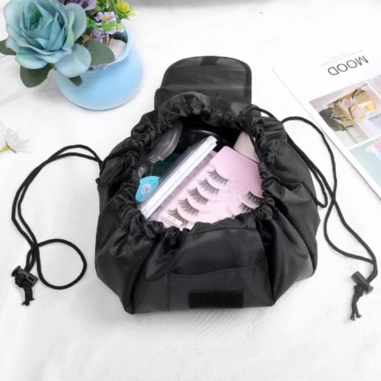 trousse maquillage pratique noir moitié ouverte remplie de produits cosmétiques rangement innovant