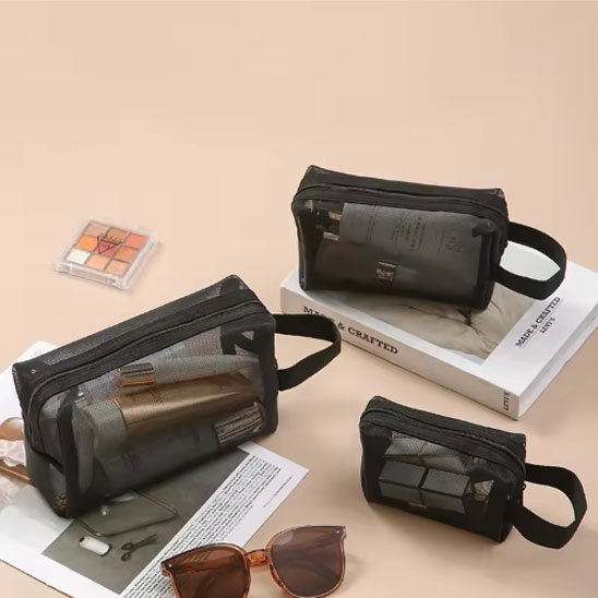 Trousse de maquillage - Élégante - noir - plusieurs fermées - posées sur table - rangement innovant