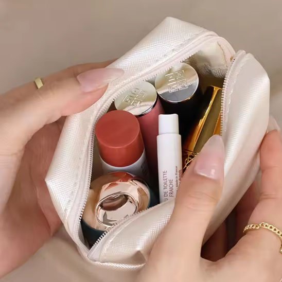 Trousse de maquillage - Élégance Cubique - rose - ouverte - portée à la main - rangement innovant