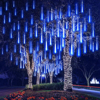 Guirlande lumineuse suspendue sur arbres