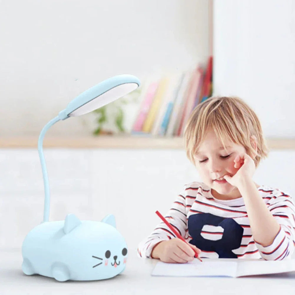 Lampe de bureau posée sur bureau devant petit garçon