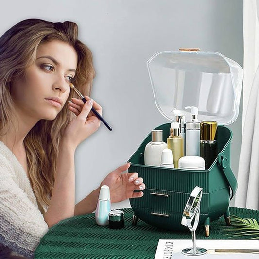 Coffret maquillage vert ouvert devant jeune femme en traine de maquiller