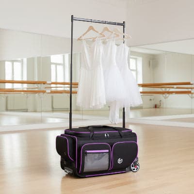sac de voyage avec penderie noir posé dans une chambre d'hôtel luxueuse