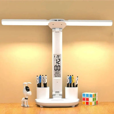 Lampe Bureau avec horloge digital allumée posée sur bureau