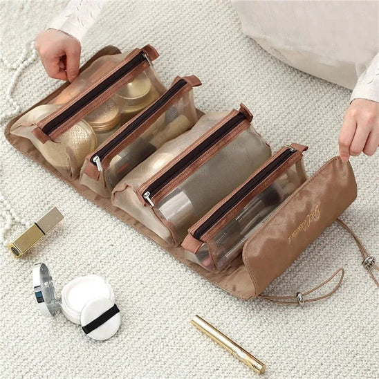 Trousse maquillage  Rangement accordéon couleur marron ouverte posée sur tapis synthétique beige
