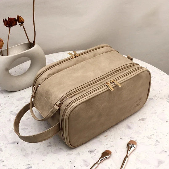 Trousse de maquillage - Luxe - Élégance - Rangement innovant - camel - fermée