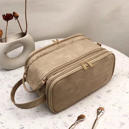 Trousse de maquillage - Luxe - Élégance - Rangement innovant - camel - fermée