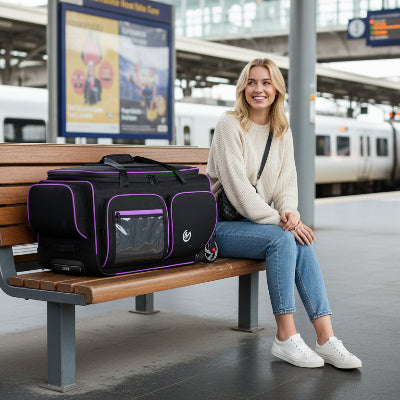 sac de voyage avec penderie posé sur un banc 
