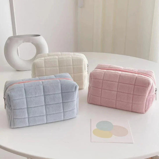 Trousse Maquillage - Pratique - Sérénité - plusieurs fermées posées sur une table blanche - rangement innovant