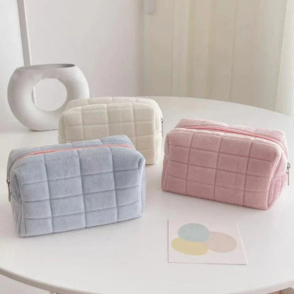 Trousse Maquillage - Pratique - Sérénité - plusieurs fermées posées sur une table blanche - rangement innovant
