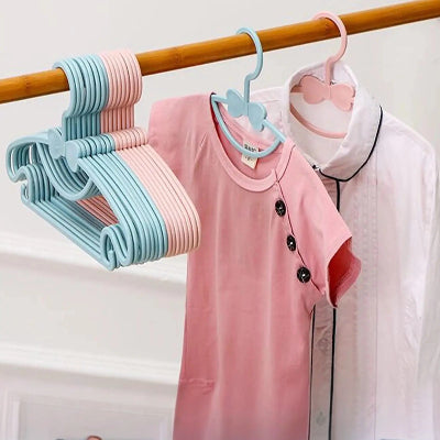 Cintre enfant bleu rose suspendus sur barre horizontale