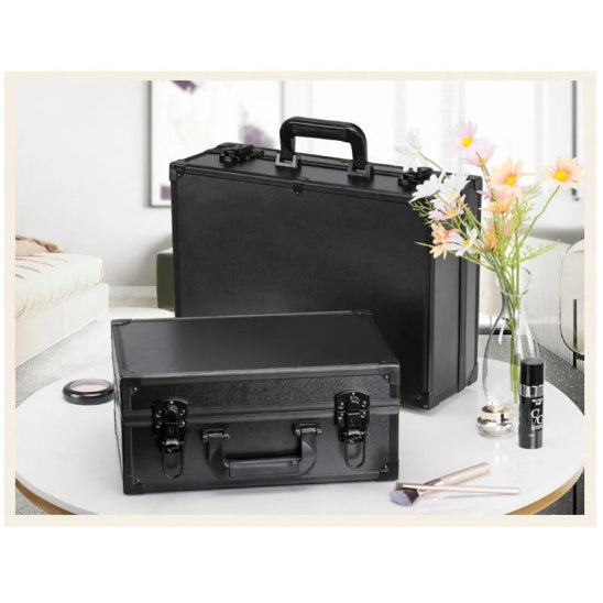 mallette maquillage led pro plusieurs fermées posées sur table ronde blanche