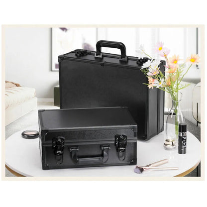 mallette maquillage led pro plusieurs fermées posées sur table ronde blanche