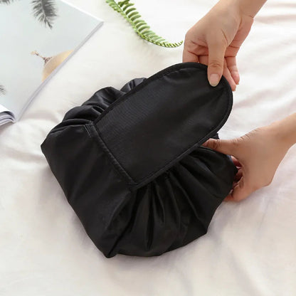 trousse maquillage pratique noir fermée posée sur nappe blanche rangement innovant
