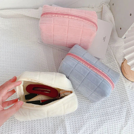 Trousse Maquillage - Pratique - Sérénité - plusieurs fermées - blanc ouverte remplie articles maquillage - rangement innovant