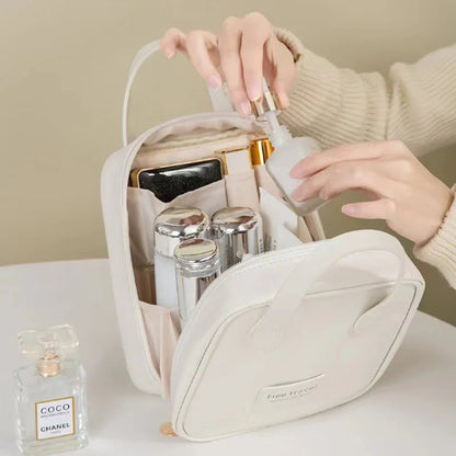Trousse Maquillage - Élégance Voyage - blanc ouverte - posée sur la table - rangement innovant