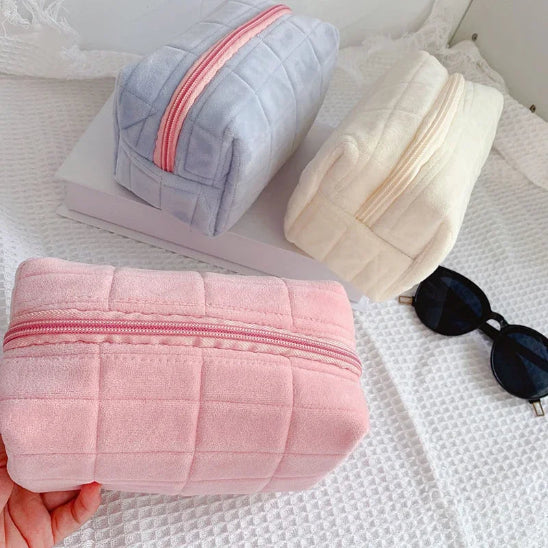 Trousse Maquillage - Pratique - Sérénité - plusieurs fermées posées  sur nappe blanche - rangement innovant