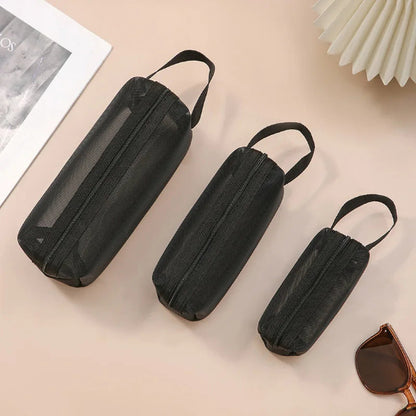 Trousse de maquillage - Élégante - noir - plusieurs fermées - posées alignées sur une table - rangement innovant
