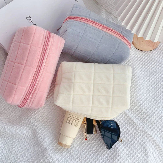 Trousse Maquillage - Pratique - Sérénité - plusieurs fermées osées sur table nappée blanche - rangement innovant