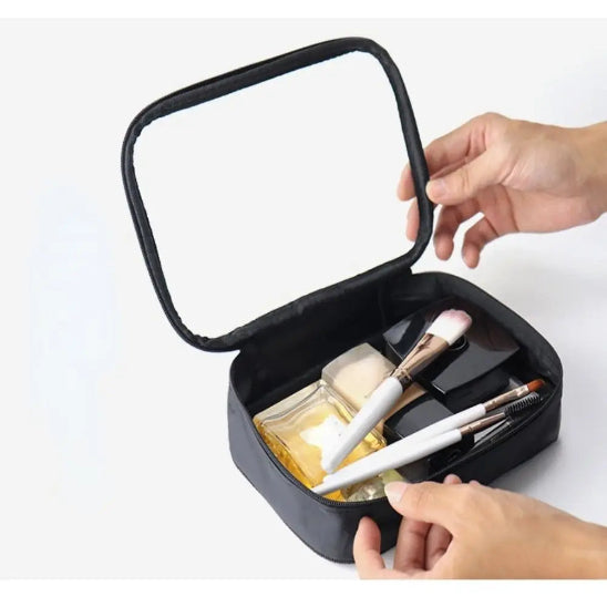 Trousse de maquillage - Élégance Voyage - ouverte et posée sur bureau blanc - rangement innovant