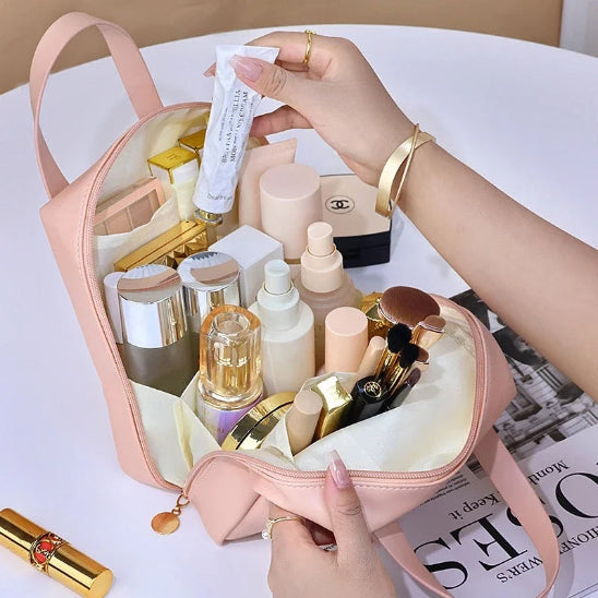 Trousse Maquillage - Élégance Voyage - rose ouverte - remplie produits cosmétiques - rangement innovant