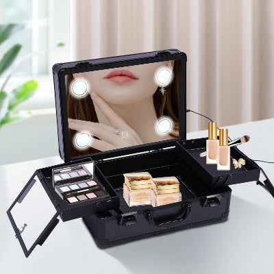 Mallette de maquillage led professionnelle noir ouverte allumée remplie produits cosmétiques posée sur table blanche devant rideau blanc