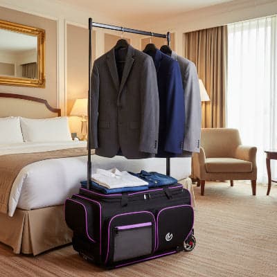 sac de voyage avec penderie posé dans une chambre d'hôtel luxueuse