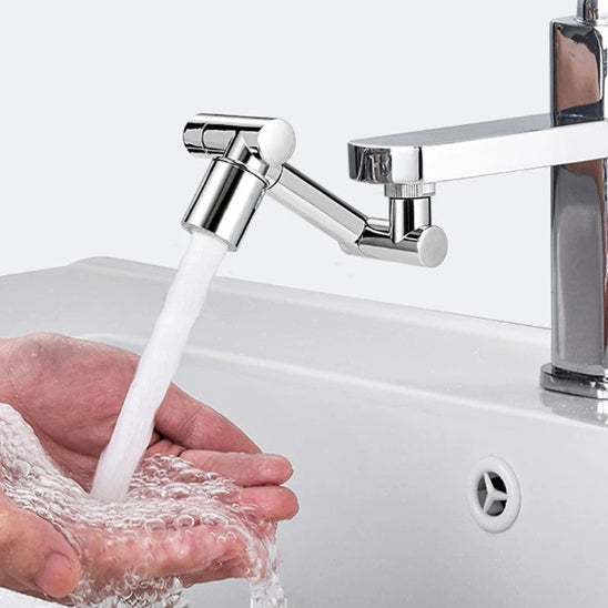 Embout robinet EcoSplash chromé ouvert eau couler sur les mains homme