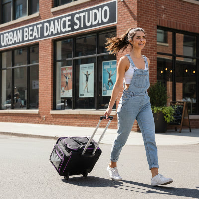 sac de voyage avec penderie tiré par une jeune femme marchant dans la rue