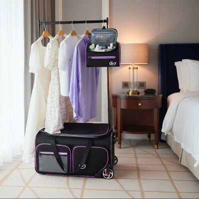 sac de voyage avec penderie posé dans une chambre d'hôtel luxueuse