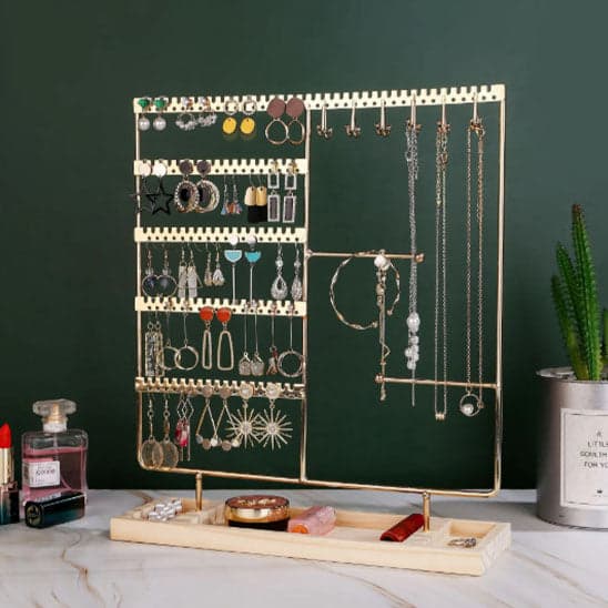 Bijoux-rangement-élégant-rangement-innovant-doré-posé-sur-une-table-en-marbre