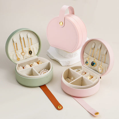 Boite-a-bijoux-élégante-rangement-innovant-vert-et-rose-pâle-ouvertes-remplies-de-bijoux