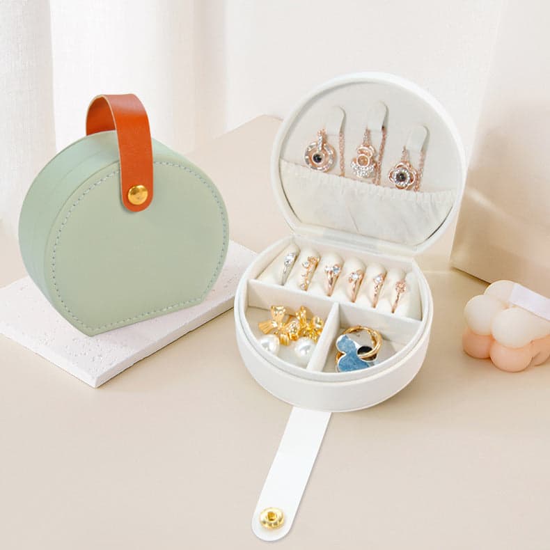 Boite-a-bijoux-élégante-rangement-innovant-blanche-ouverte-remplie-de-bijoux