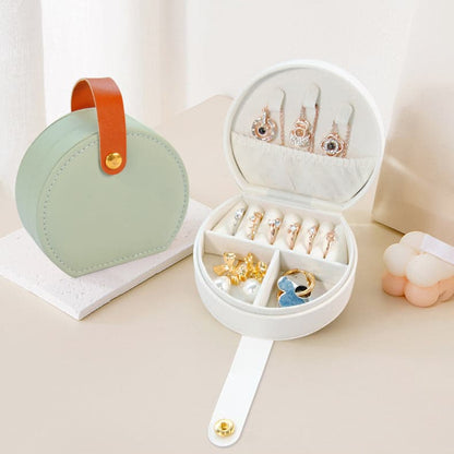 Boite-a-bijoux-élégante-rangement-innovant-blanche-ouverte-remplie-de-bijoux