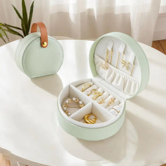 Boite-a-bijoux-élégante-rangement-innovant-bleu-posée-sur-une-table-blanche