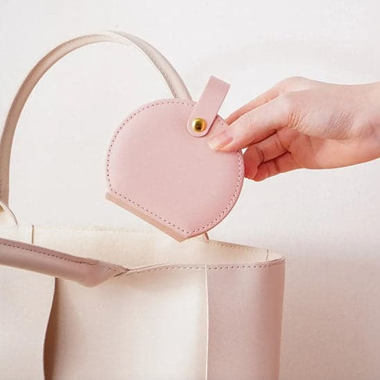 Boite-a-bijoux-élégante-rangement-innovant-rose-pâle-mise-dans-un-grand-sac-en-cuir-rose