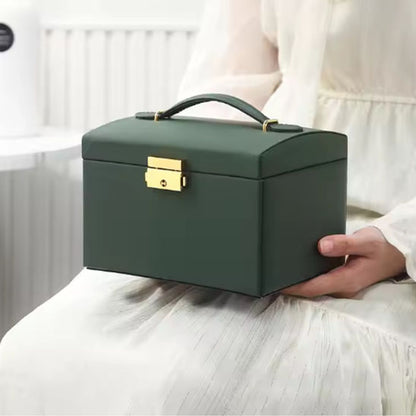 Boite-a-bijoux-prestige-rangement-innovant-vert-posée-sur-les-genoux-de-une-fille-portée-une-robe-blanche
