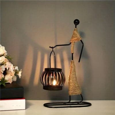Bougeoir design bougie allumée porté une main