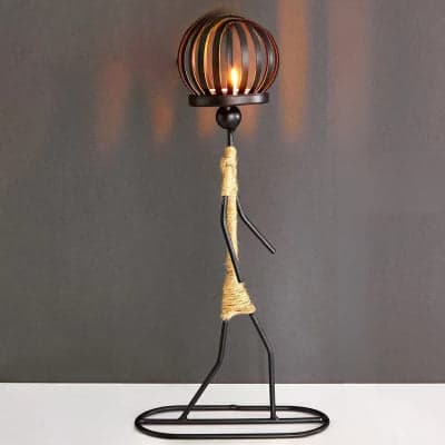 Bougeoir design bougie allumée porté sur tête femme marchant