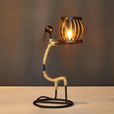 Bougeoir design bougie allumée porté sur deux mains femme sur un genou