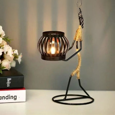Bougeoir design bougie allumée porté par deux mains femme marchant