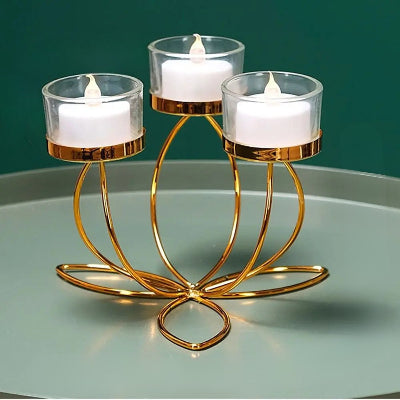 Bougeoir design trois bougies allumées