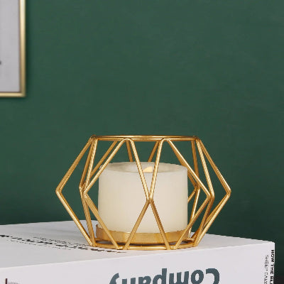 Bougeoir doré  Élégance géométrique style lampion avec bougie posé sur un carton