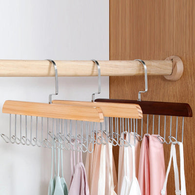 Cintres bois clair et foncé foulard sacs tissus suspendus