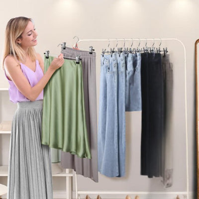 Cintres utilisés par jeune femme blonde