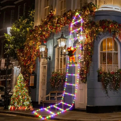 Décoration noël extérieur Féerique lumière multicolore père noël escalader façade maison
